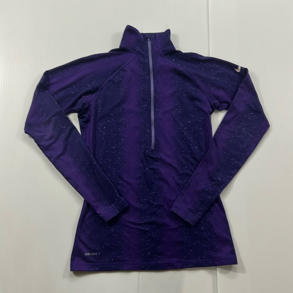 330. Women’s Nike purple 1/4 zip (M)